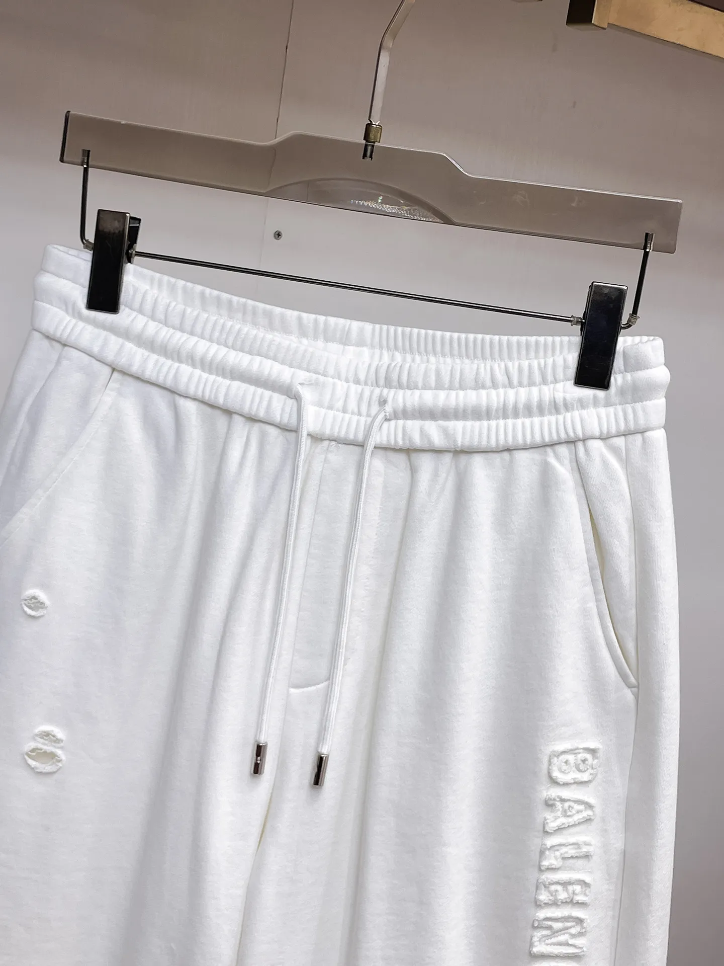 Balenciaga's three-standard complete 2026 summer New Arrival men's casual shorts, advanced custom-made Breathable fabric, Breathable fabric, extremely stretchy and comfortable, impeccable details, top-grade accessories, original logo design concept, delicate and soft feel! The upper body fit is awesome! Size: M-XXXL Please state your height and weight when ordering